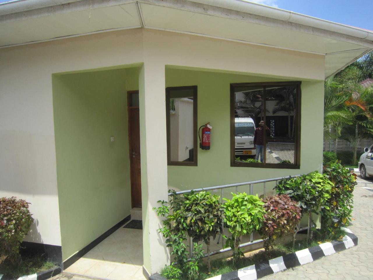 Jakicha Motel Dar es Salaam Buitenkant foto