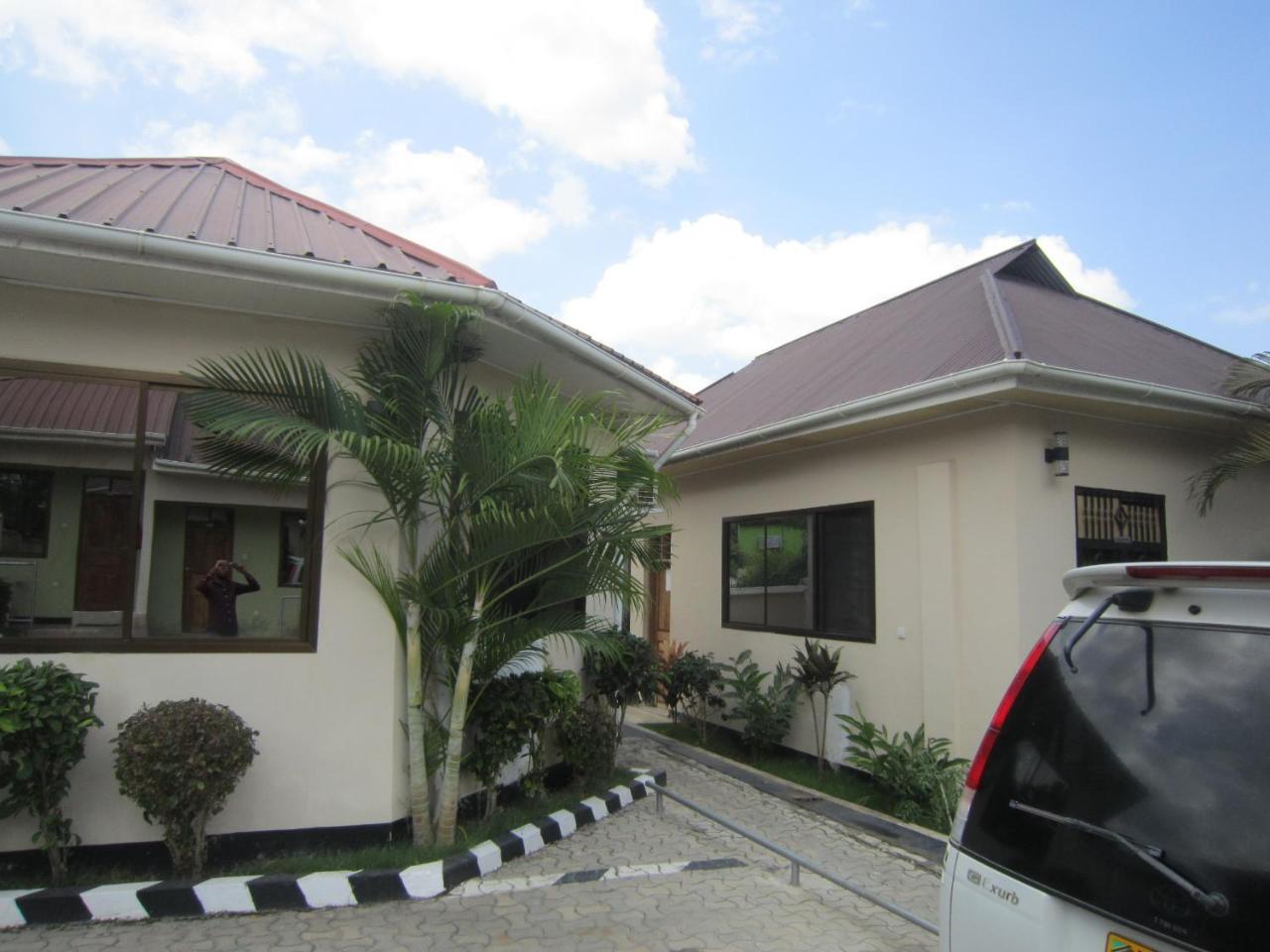 Jakicha Motel Dar es Salaam Buitenkant foto